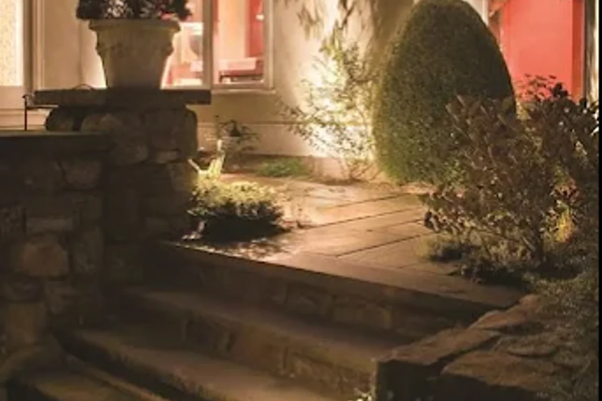Colonial home landscape lighting